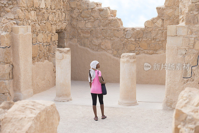 一名女子在以色列马萨达旅游。