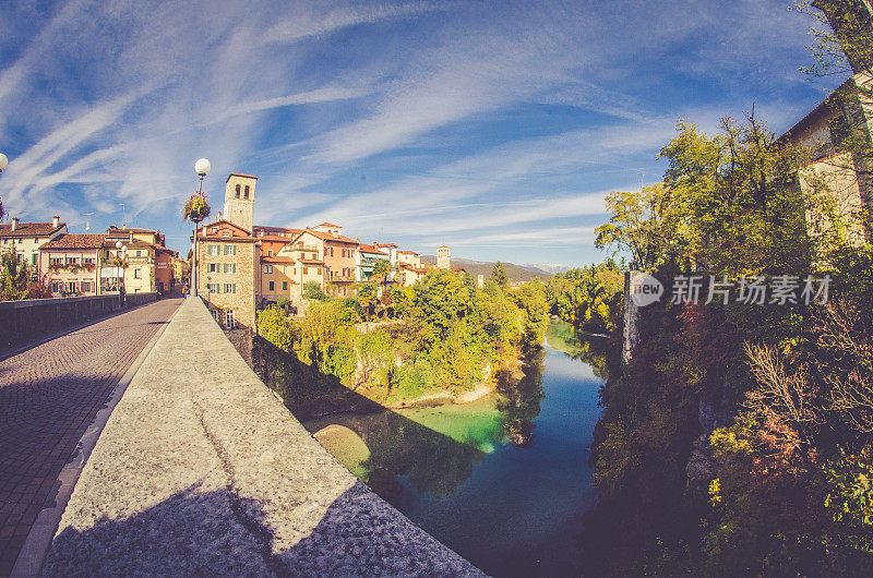 意大利福留利古城，桥上的秋景