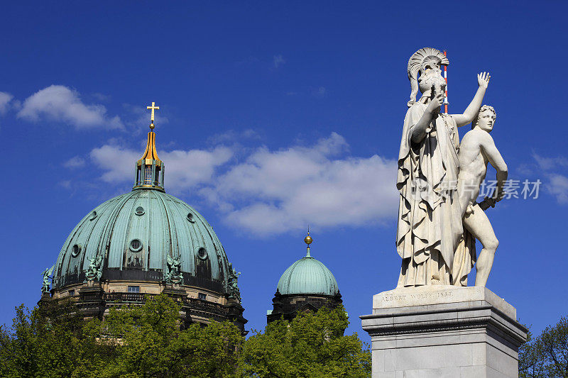 柏林宫殿桥上的雕像