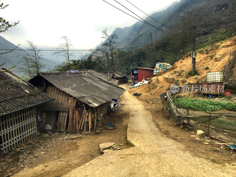 苗族村庄道路