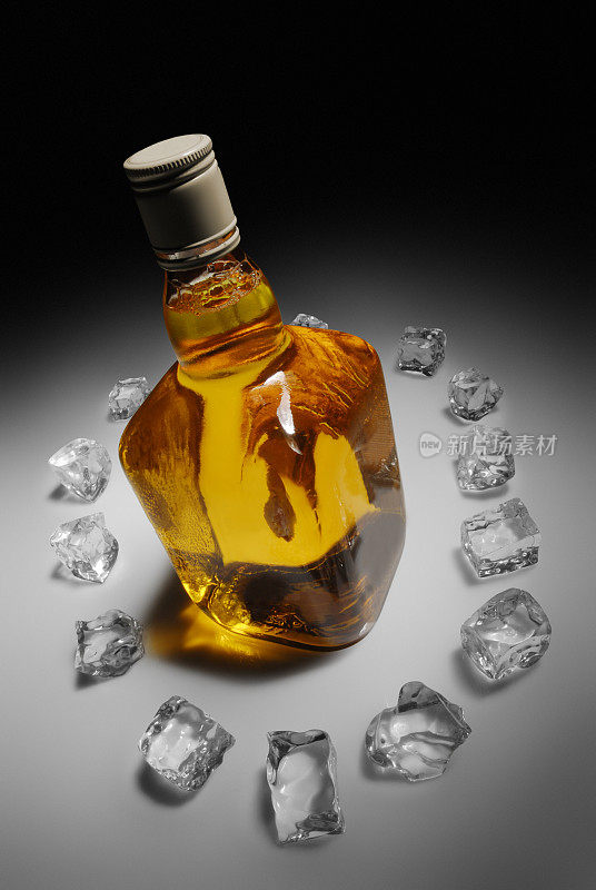 一瓶被冰块包围的苏格兰威士忌