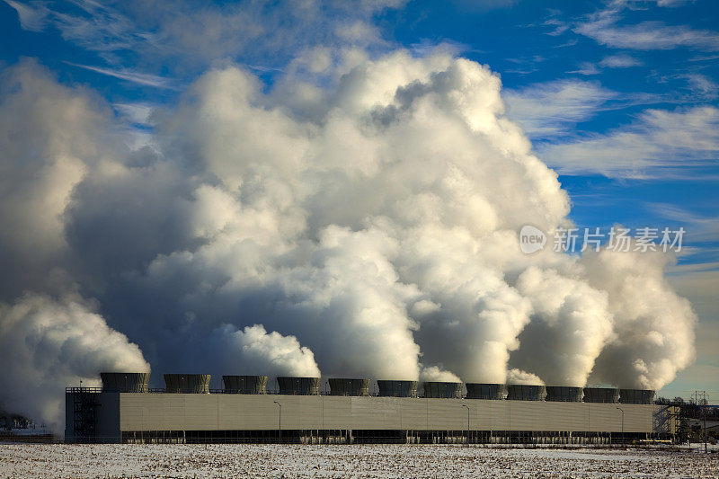 电厂冷却塔在寒冷的冬季空气中冒热气