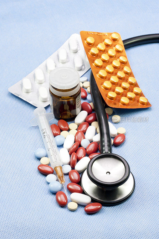 药物-药丸，注射器和听诊器