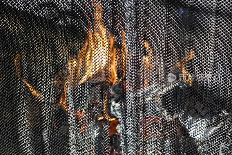 木柴在壁炉里燃烧的特写镜头。
