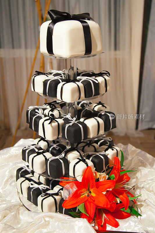 迷你黑色和白色婚礼蛋糕和丝带细节