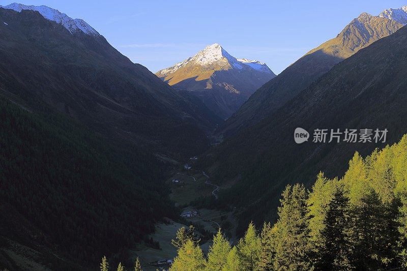 奥地利索尔登-泰洛附近阿尔卑斯山脉的山谷