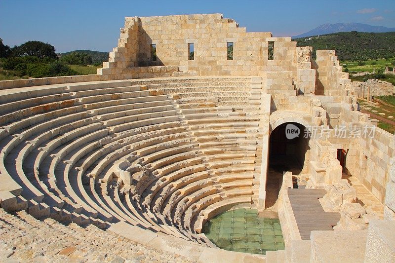 古利西亚城市帕塔拉的废墟和圆形剧场。火鸡