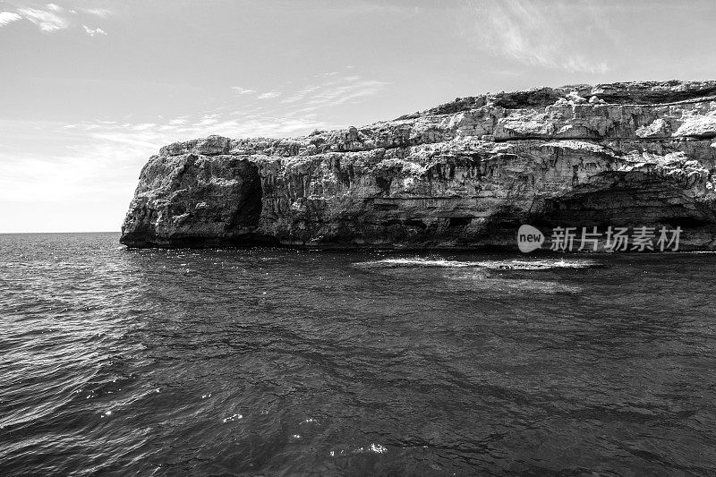 从海上看马略卡湾乘船旅行-黑白照片