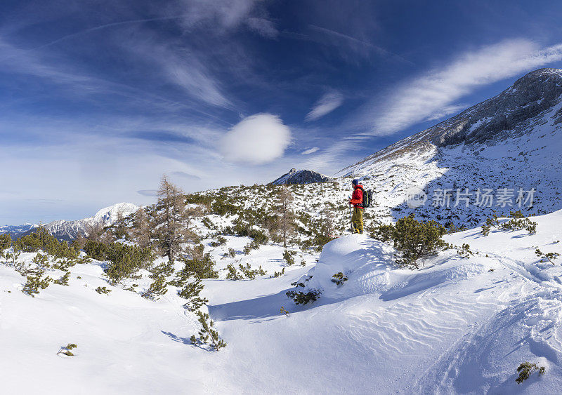 backcountry滑雪者在瓦茨曼与Hochkalter在背景-阿尔卑斯山