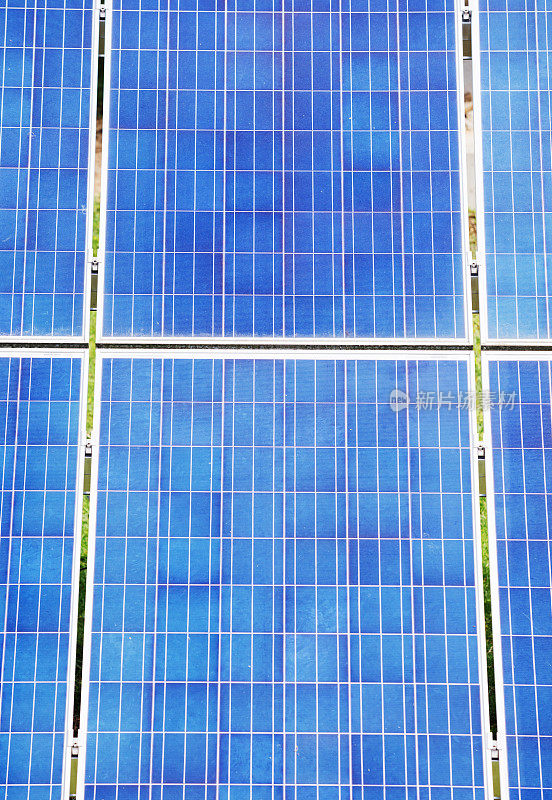 蓝色的太阳能电池板在炎热的晴天