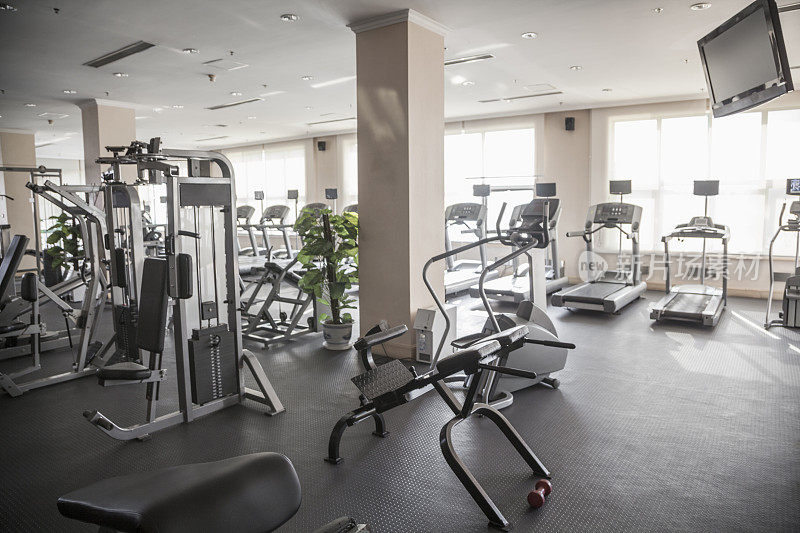 宽敞明亮的健身房配有健身设备。