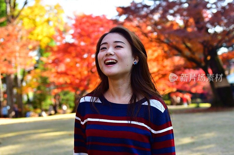 东京秋叶下的年轻日本女人肖像