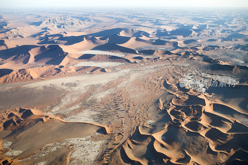 从空中看沙漠中的大沙丘