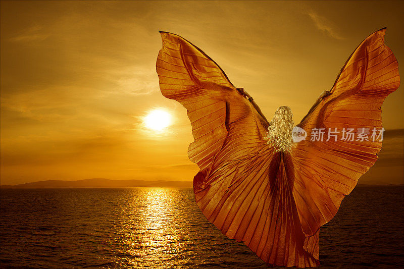 女人变换蝴蝶翅膀飞翔，灵性冥想观海日落