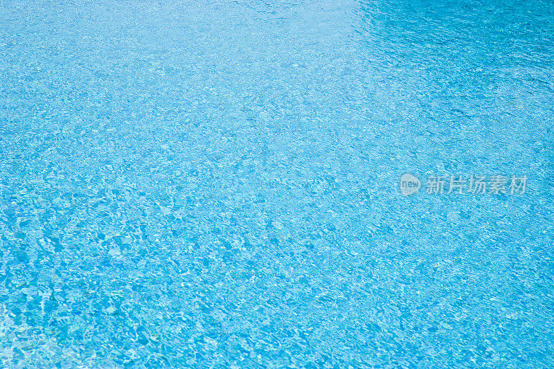 阳光反射在泳池的水面上