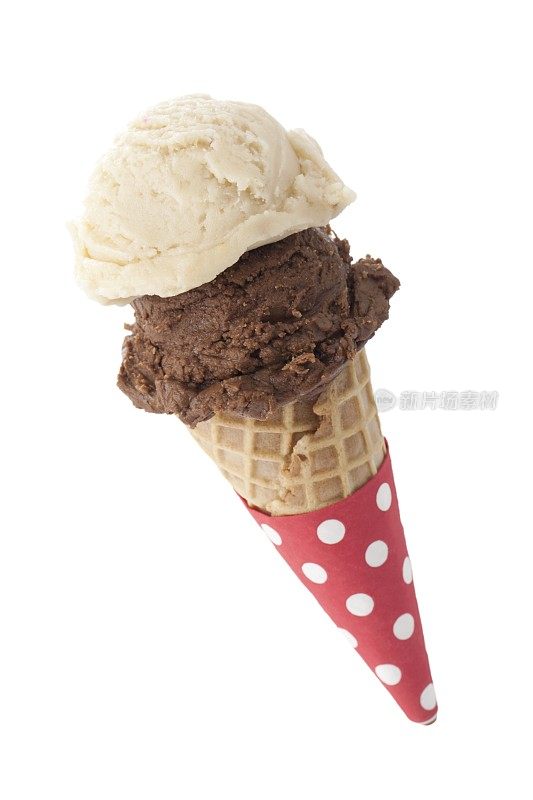 冰淇淋甜筒加上香草和巧克力冰淇淋