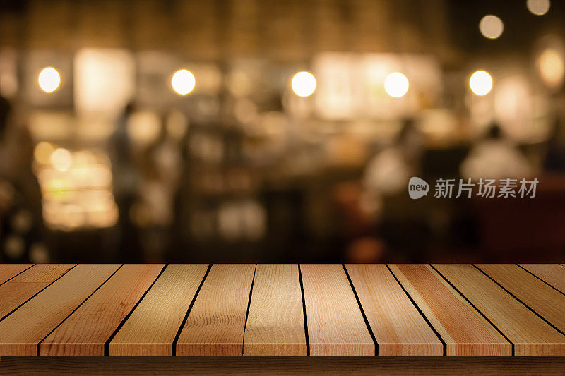 木质桌面上模糊的散景咖啡馆背景可以用于显示或蒙太奇您的产品