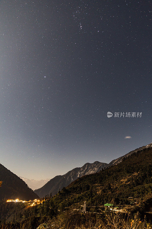 印度北锡金的拉钦，山顶上几乎没有积雪，夜间有星星。