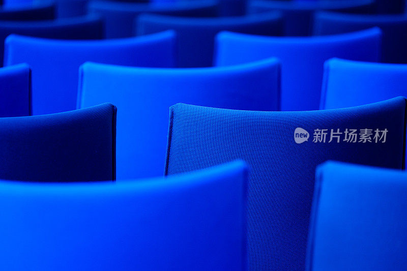 会议厅的蓝色椅子。