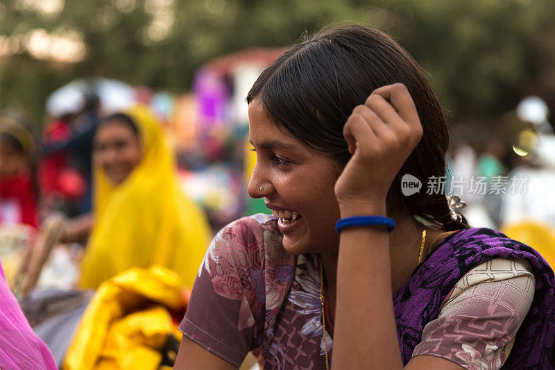 印度乌代普尔市集上的印度小女孩