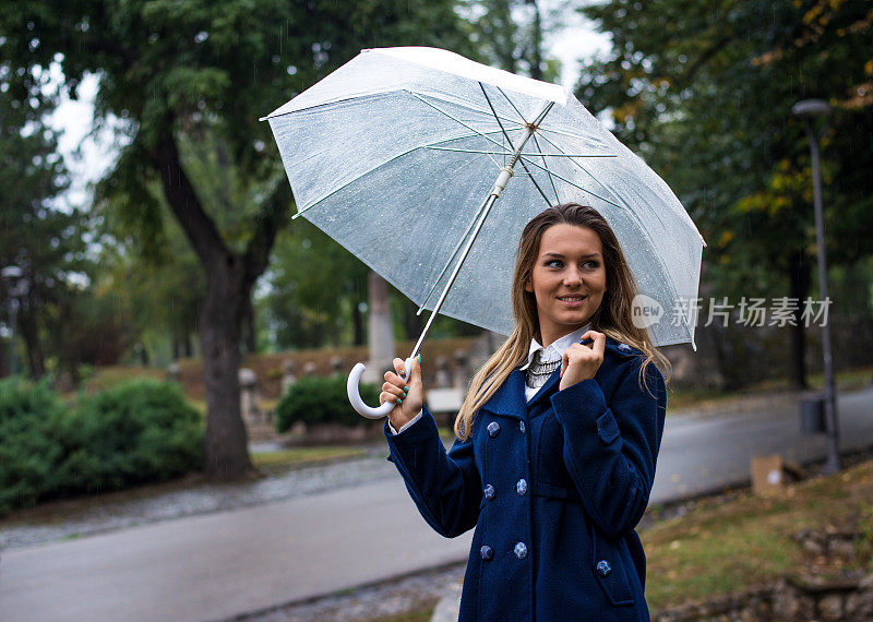 美丽的年轻女子享受着雨天