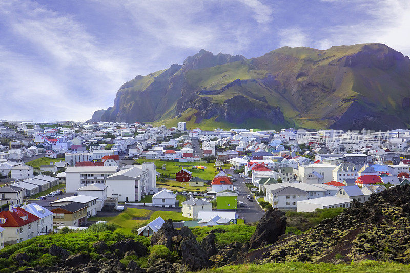 冰岛威斯特曼群岛(Vestmannaeyjar)的住房社区