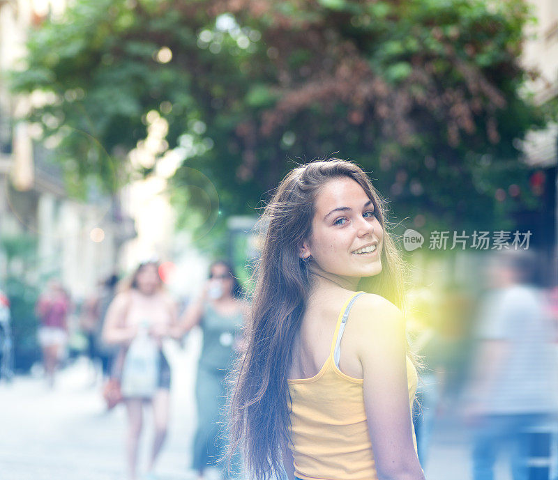 巴塞罗那街头的女游客