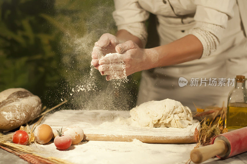 男面包师双手揉面，制作面包，黄油，西红柿面粉