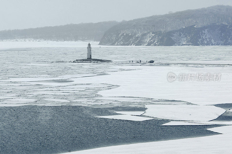 冬天冰海中的灯塔
