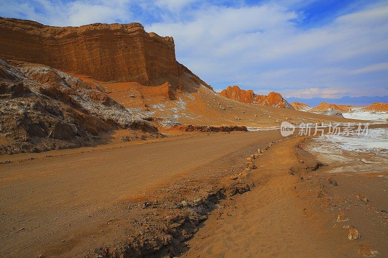 公路旅行:山土路旅程在日落的戏剧性景观，阿塔卡马沙漠月亮谷和死亡谷-月球表面的景观在金色的日落，异国情调的火山和田园般的阿塔卡马沙漠，火山景观全景-智利