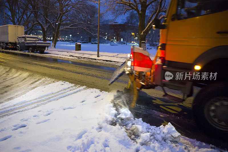 黄昏时分在街上扫雪机