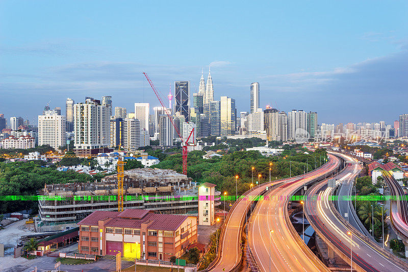 云中的高架公路穿越现代城市