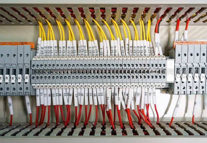 配线PLC控制面板与电线工业工厂