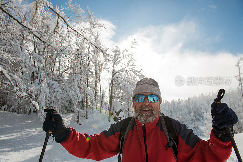 年长男子越野滑雪在欧洲阿尔卑斯山