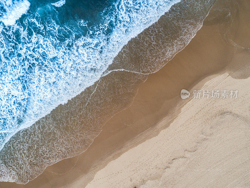 海浪和沙滩的鸟瞰图