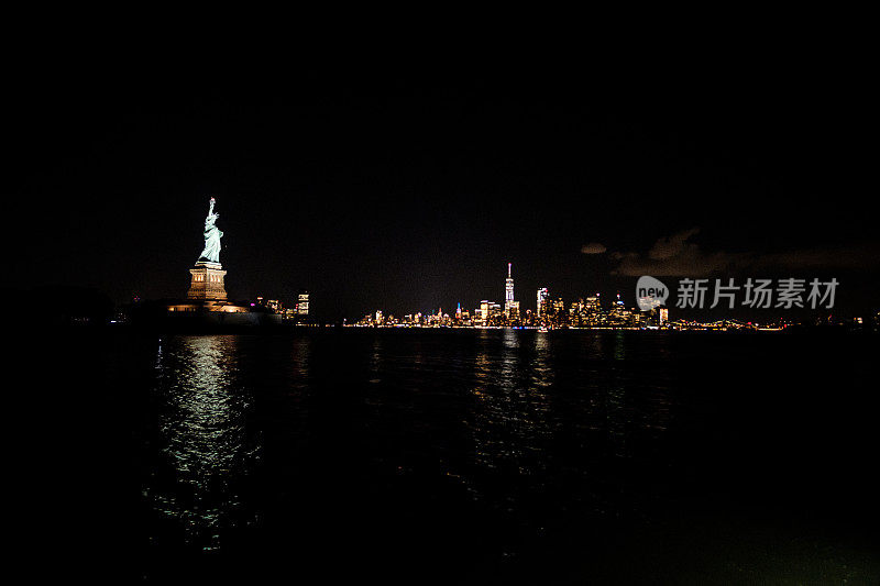 自由女神像和晚上的曼哈顿