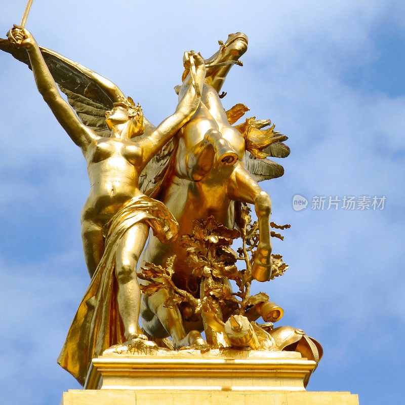 亚历山大三世大桥，金色雕像