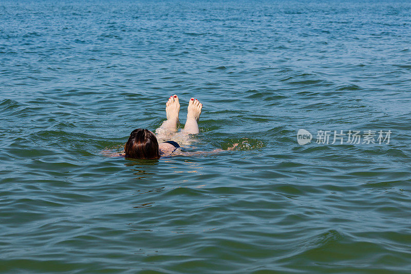 一个女人在海里游泳