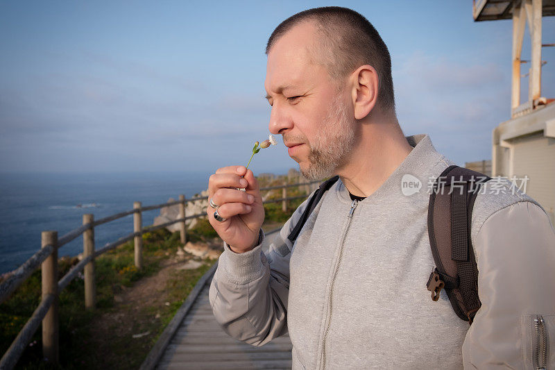 海上的男人闻到了野花的味道