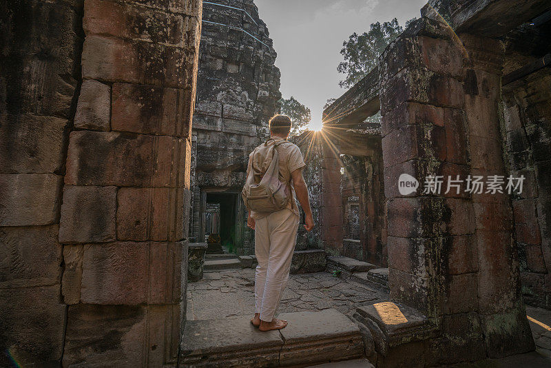 渴望旅游的年轻人探索古老的寺庙在日落在亚洲，吴哥窟-柬埔寨;人们旅行发现度假的概念