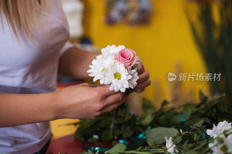 花商准备婚礼装饰