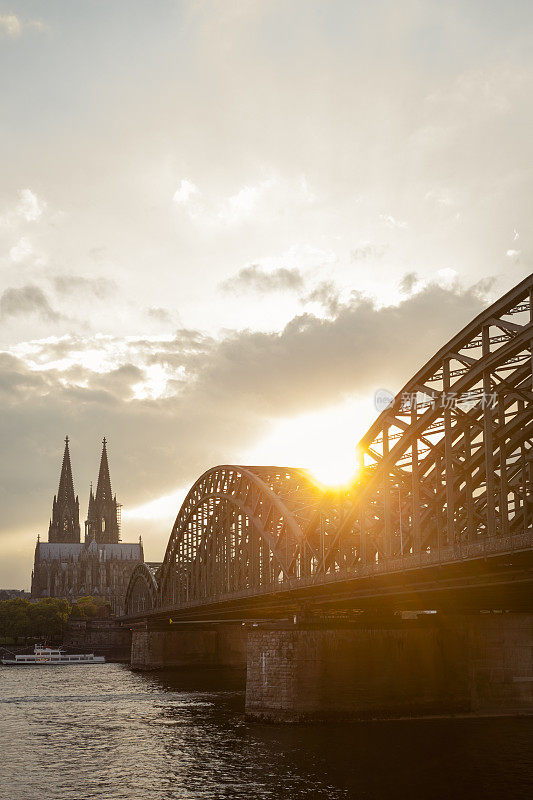 日落时分的霍亨索伦大桥和大教堂，德国科隆