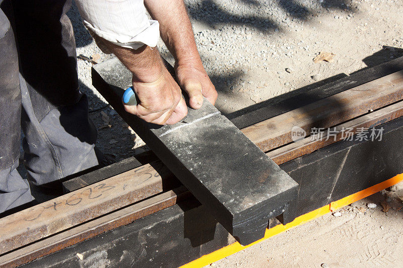 工人切割电车轨道的减震材料
