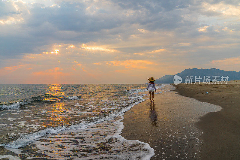 女人正奔向大海