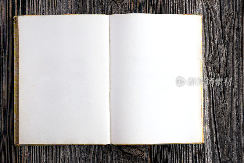 木制背景的空白书