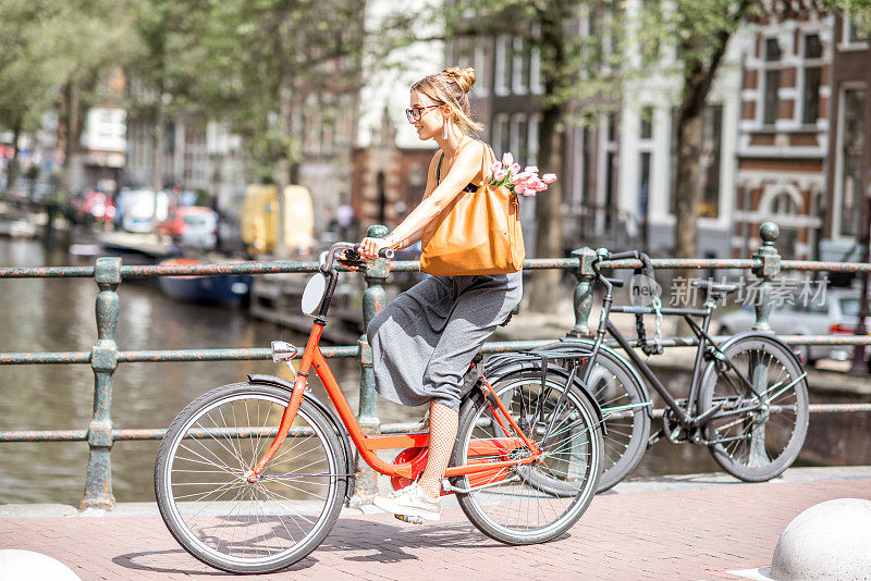 阿姆斯特丹的一个女人骑着自行车