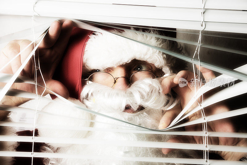 圣诞老人透过窗户的百叶窗偷看