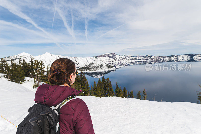 独自在雪山中徒步旅行的女性