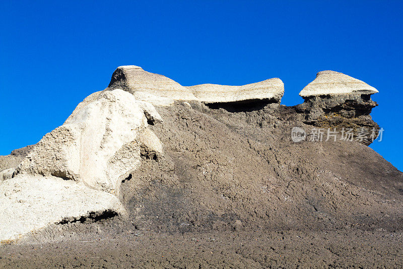 比斯提荒地，俄勒冈州:石窟，景观，蓝天背景