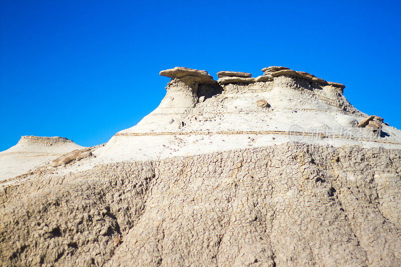 比斯提荒地，俄勒冈州:石窟，景观，蓝天背景
